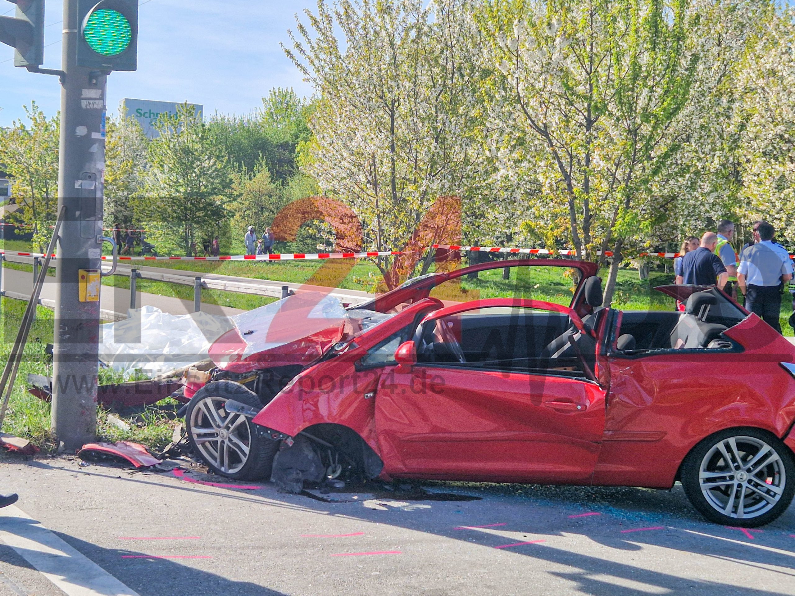 Zwei Todesopfer, zwei Schwerverletzte und eine vorläufige Festnahme sind die Bilanz eines schweren Verkehrsunfall am Donnerstagnachmittag auf der B415 bei Lahr im Ortenaukreis: Der Unfall ereignete sich gegen 15 Uhr im Bereich eines Fußgängerüberwegs auf dem Autobahnzubringer in Höhe der Abfahrt zur B3. Ersten Erkenntnissen zufolge wurden die beiden Opfer von einem Lastwagen erfasst, welcher sich anschließend unerlaubt von der Unfallstelle entfernte. Zahlreiche Einsatzkräfte, darunter Ersthelfer, Rettungssanitäter, Notärzte sowie die Feuerwehr, waren umgehend vor Ort und kümmerten sich um Verletzte sowie weitere Beteiligte. Zeugen berichteten der Polizei von einem am Unfall beteiligten Lastwagen, der sich jedoch bei Eintreffen der Beamten nicht mehr an der Unglücksstelle befand. Daraufhin wurde eine großangelegte Fahndung eingeleitet, an der auch Kräfte umliegender Polizeireviere sowie ein Polizeihubschrauber beteiligt waren. Der gesuchte Fahrer konnte schließlich kurz nach 16 Uhr angetroffen und vorläufig festgenommen werden. Währenddessen konzentrierten sich die aufnehmenden Beamten an der Unfallstelle darauf, Zeugen zu befragen und mögliche weitere Beteiligte zu identifizieren. In unmittelbarer Nähe wurde zudem ein weiterer Unfall festgestellt: Ein roter Opel war gegen einen Ampelmast geprallt und dort zum Stillstand gekommen. Die beiden Insassen wurden verletzt und in eine nahegelegene Klinik gebracht. Ob ein Zusammenhang zwischen den beiden Unfällen besteht, ist derzeit Gegenstand der laufenden Ermittlungen. Die B415 bleibt im betroffenen Bereich weiterhin voll gesperrt. Der Verkehr wird örtlich umgeleitet. Die Polizei bittet mögliche weitere Zeugen, sich zu melden.