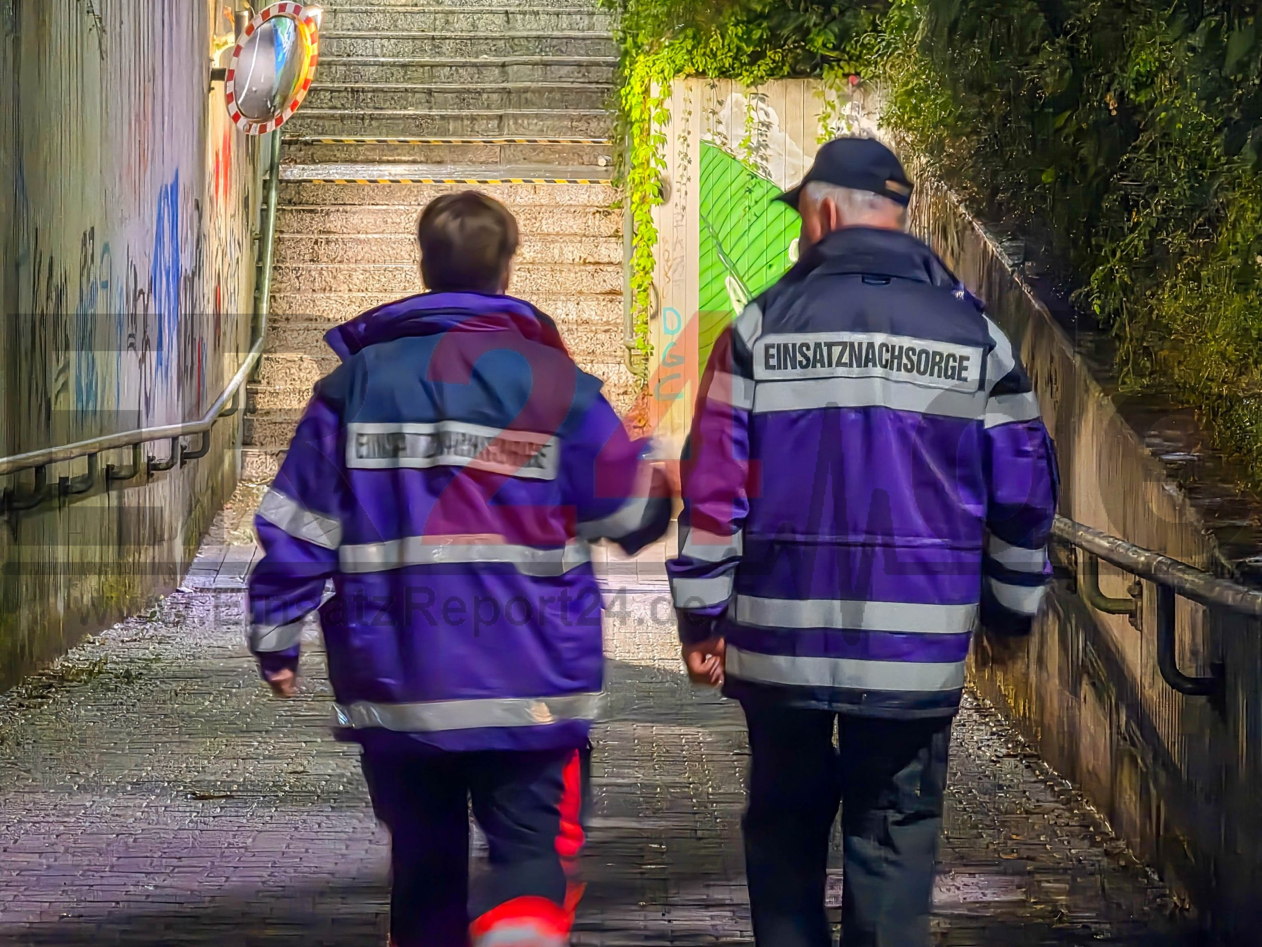 Ein Mitarbeiter der DB-Sicherheit wurde am Freitagabend lebensgefährlich verletzt, nachdem er im Verlauf einer körperlichen Auseinandersetzung aus einem fahrenden Zug gestürzt war. Nach derzeitigem Stand der Ermittlungen kontrollierten Fahrscheinprüfer gegen 19:35 Uhr auf der Bahnstrecke von Offenburg nach Karlsruhe einen 36-jährigen deutschen Fahrgast. Im Zusammenhang mit der Fahrscheinkontrolle kam es wohl zu einem verbalen Streit, weshalb zwei Mitarbeiter der DB-Sicherheit hinzugezogen wurden. Im weiteren Verlauf soll der mutmaßlich alkoholisierte 36-Jährige die beiden Mitarbeiter der DB-Sicherheit beleidigt haben. Anschließend kam es zu einer körperlichen Auseinandersetzung zwischen dem Fahrgast und einem 26-jährigen bulgarischen Mitarbeiter der DB-Sicherheit. Während des Gerangels stürzten beide Beteiligte zu Boden. Hierbei öffnete sich aus bislang ungeklärter Ursache die Tür des fahrenden Zuges und der 26-Jährige stürzte auf Höhe von Ettlingen-Bruchhausen aus dem Zug. Alarmierte Einsatzkräfte nahmen den Beschuldigten noch im Zug vorläufig fest. Im Rahmen umfangreicher Suchmaßnahmen fanden Polizeikräfte den lebensgefährlich verletzten Mann etwa zwei Kilometer hinter dem späteren Halteort des Zuges im Bereich der Gleise auf. Rettungskräfte brachten ihn zur weiteren Behandlung in ein Krankenhaus. Die polizeilichen Maßnahmen sowie die Ermittlungen zu den Hintergründen und zum genauen Ablauf des Geschehens dauern an. Der betroffene Zug wurde beschlagnahmt. Die Kriminalpolizei Karlsruhe hat die Ermittlungen übernommen.